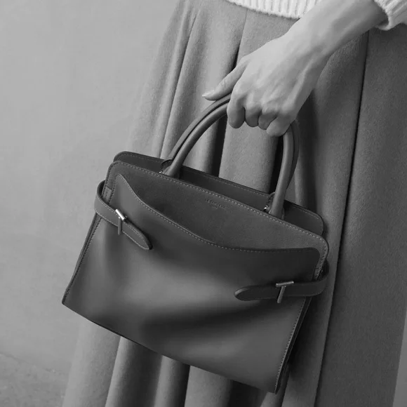 Brand New- Le Tanneur Emie Medium Handbag in Smooth Leather 🖤✨ - Picture 7 of 16